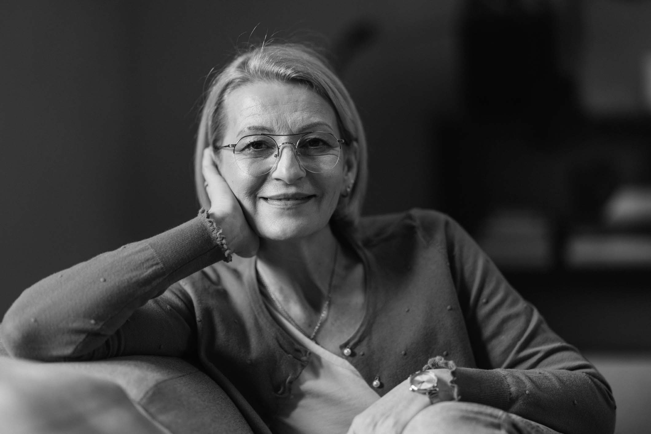 Frau mit Brille am Laptop – Optikhaus Scheiper